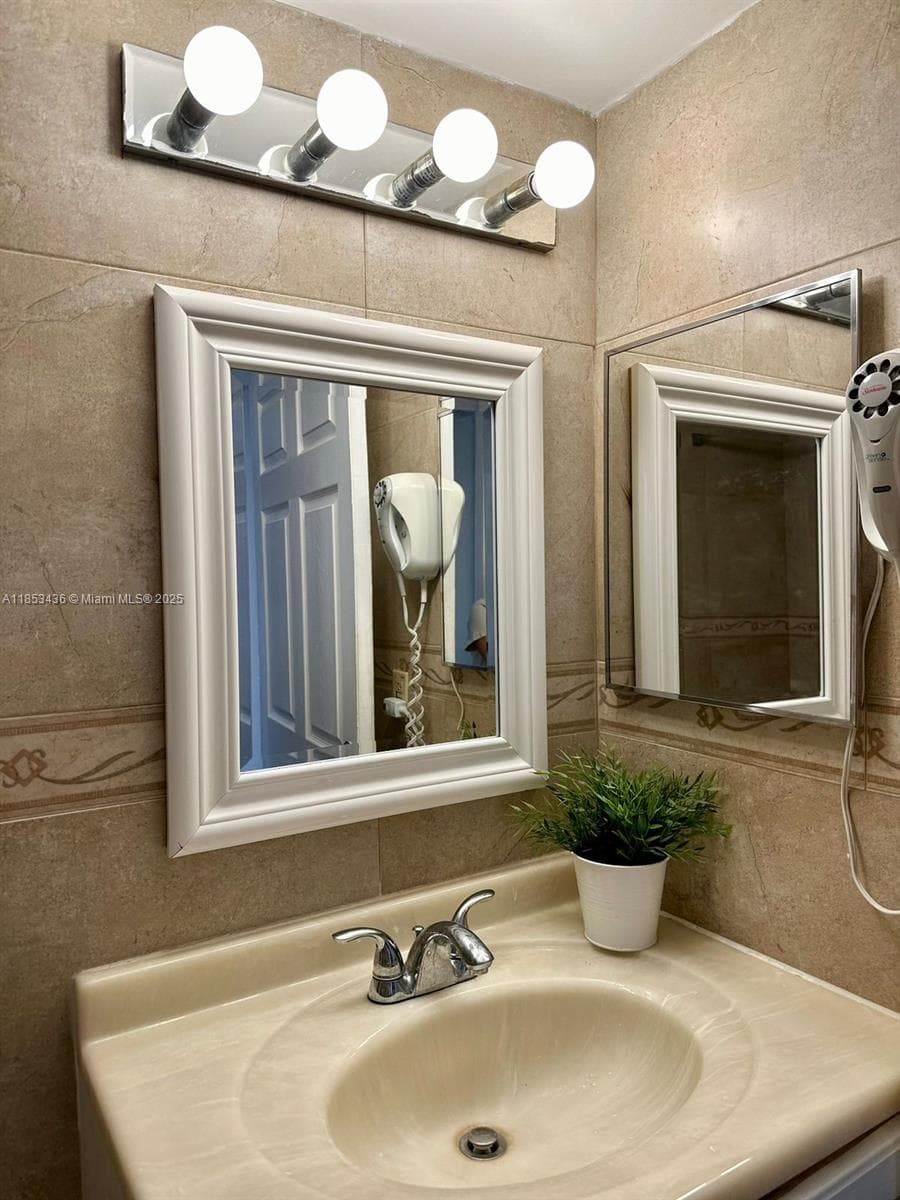 19201 Collins Ave 108 photo 8