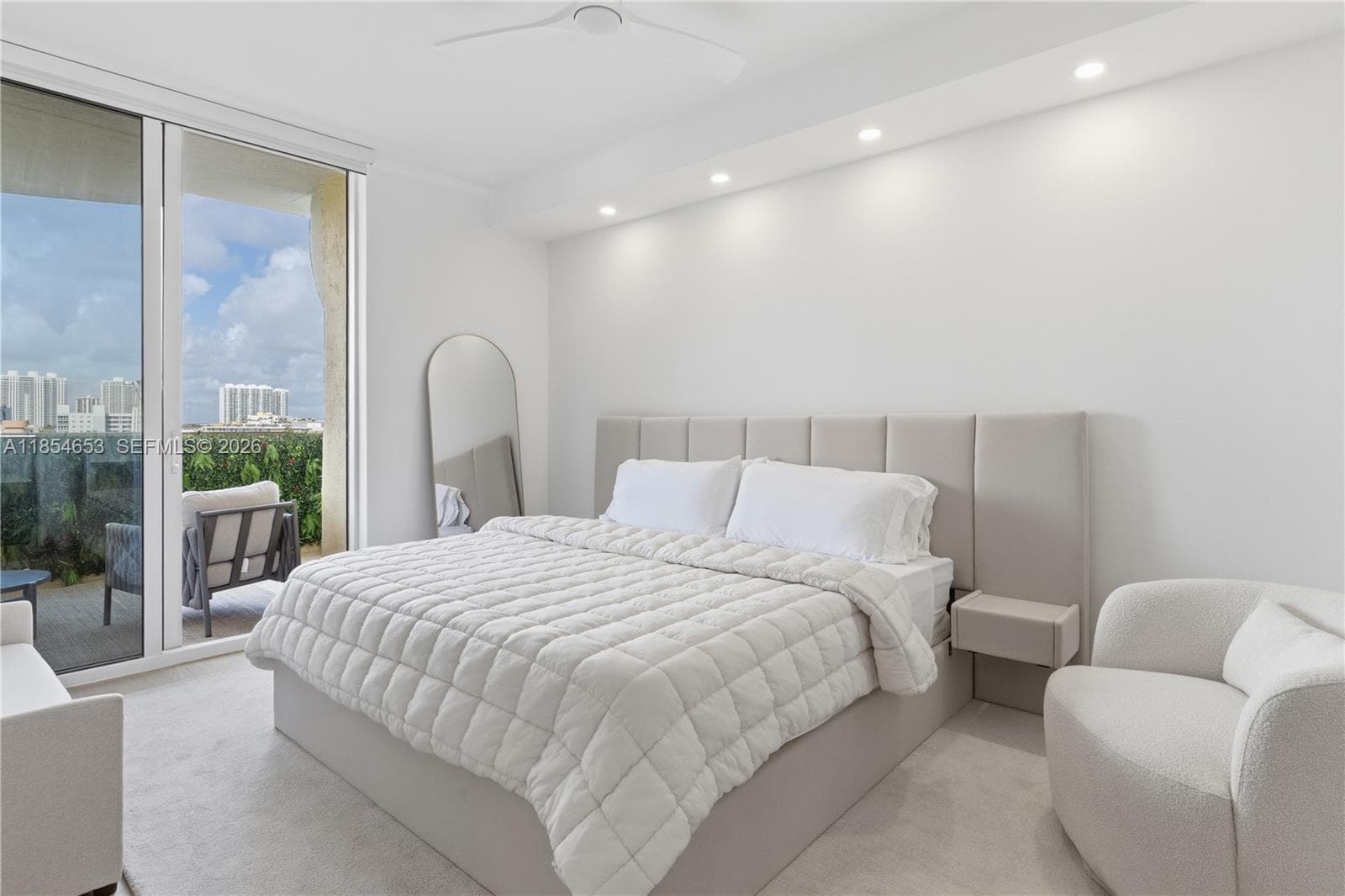 17875 Collins Ave 705 photo 11