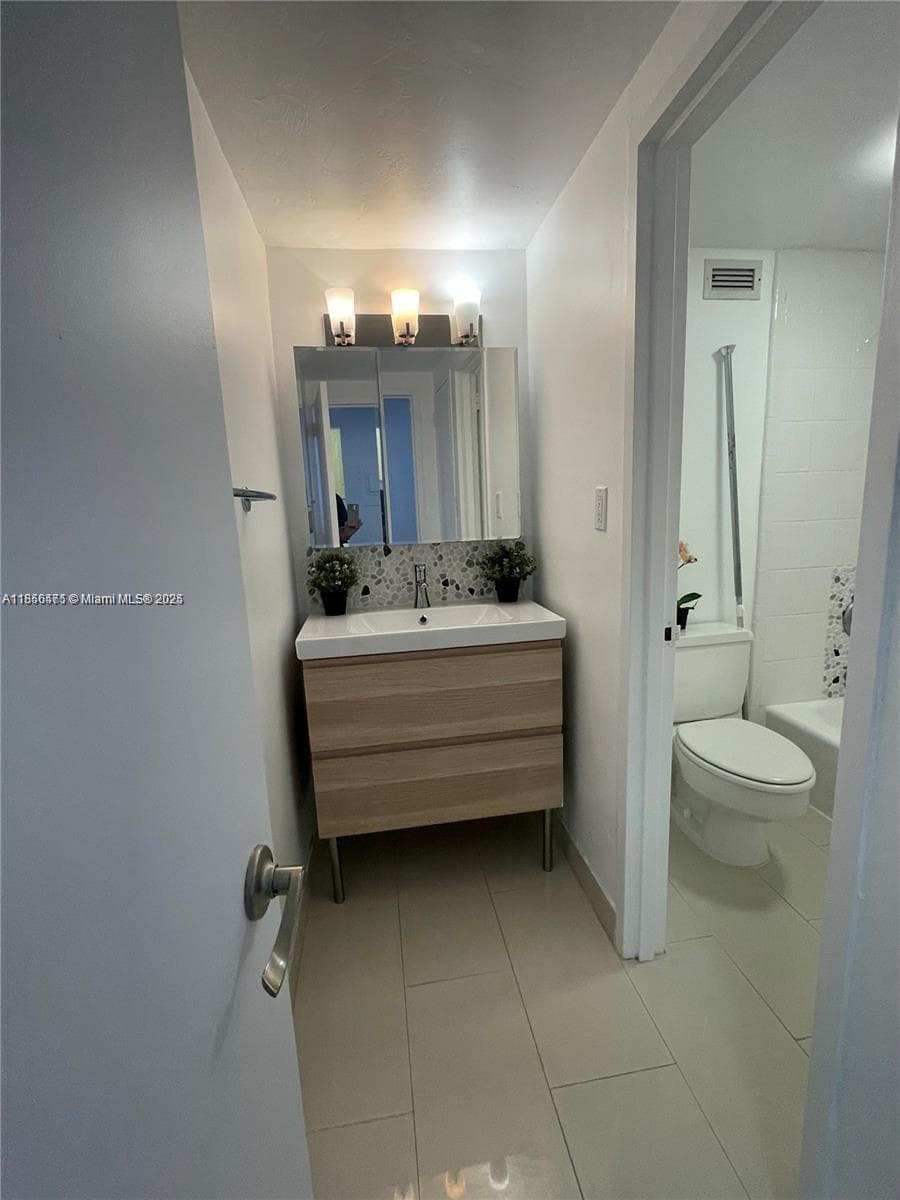 2899 Collins Ave 1420 photo 10