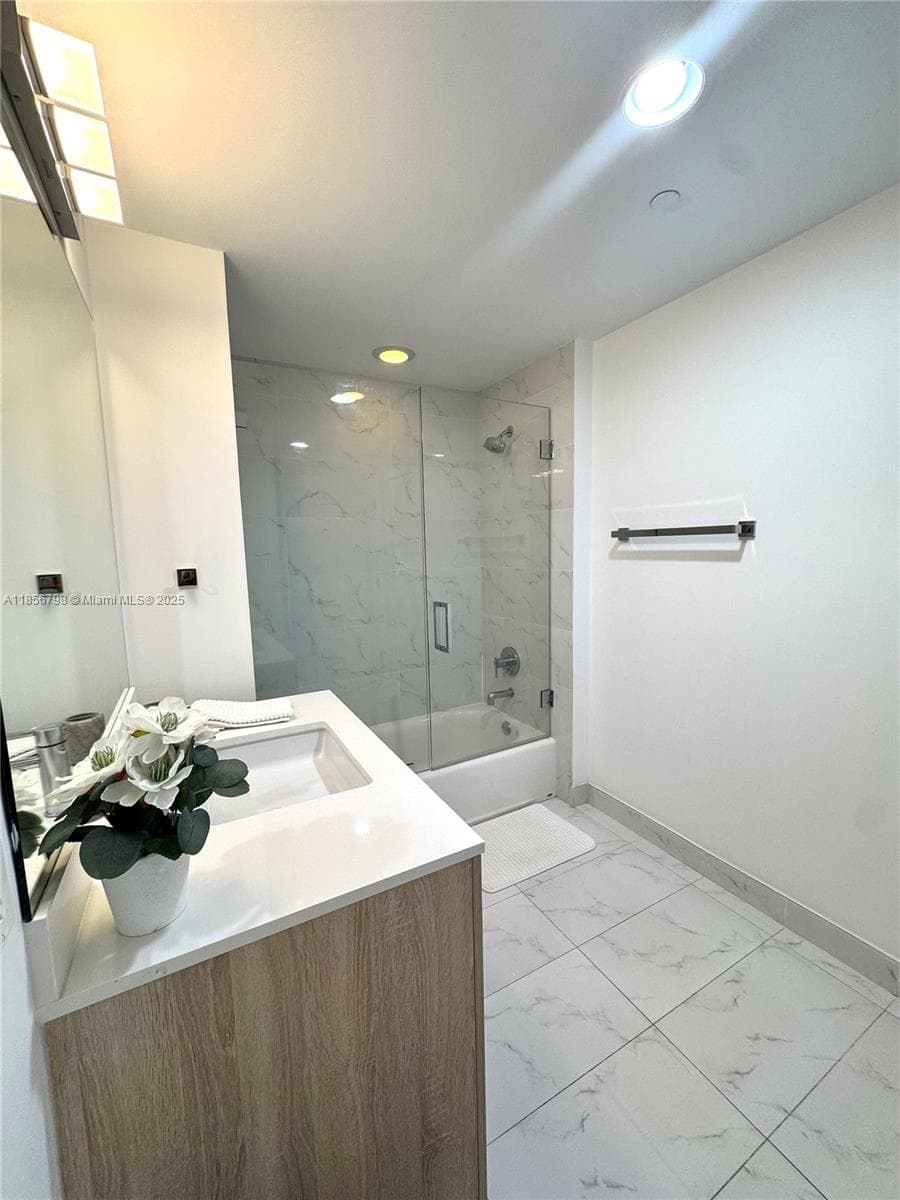 16385 Biscayne Blvd 2720 photo 23