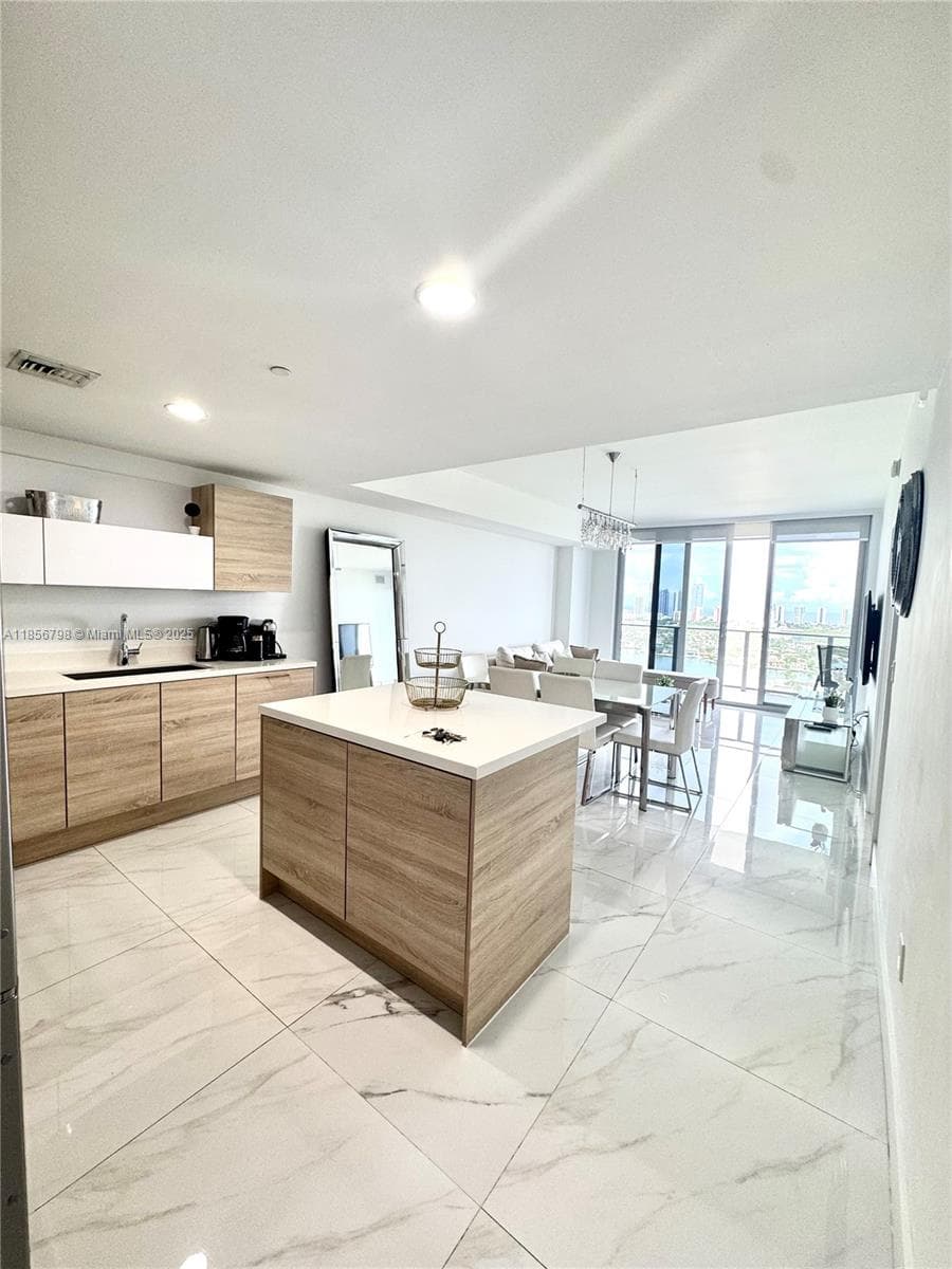 16385 Biscayne Blvd 2720 photo 24