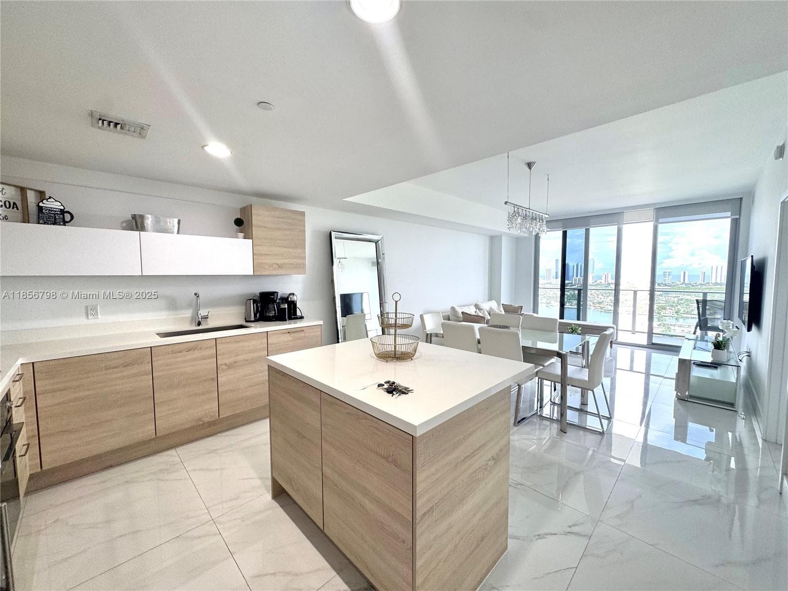 16385 Biscayne Blvd 2720 photo 25