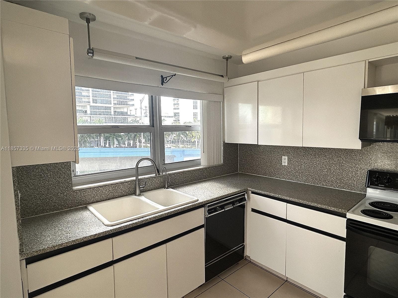 1825 Ocean Dr 401 photo 2
