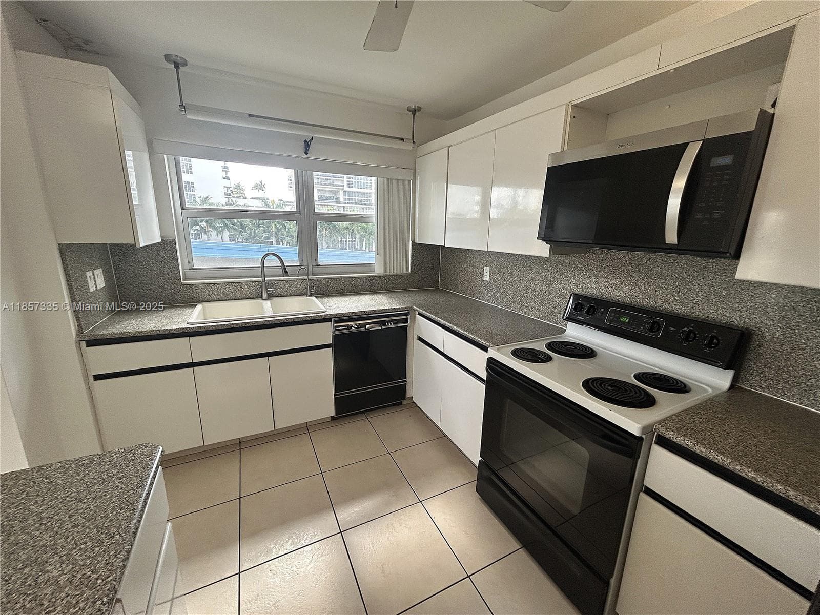 1825 Ocean Dr 401 photo 1