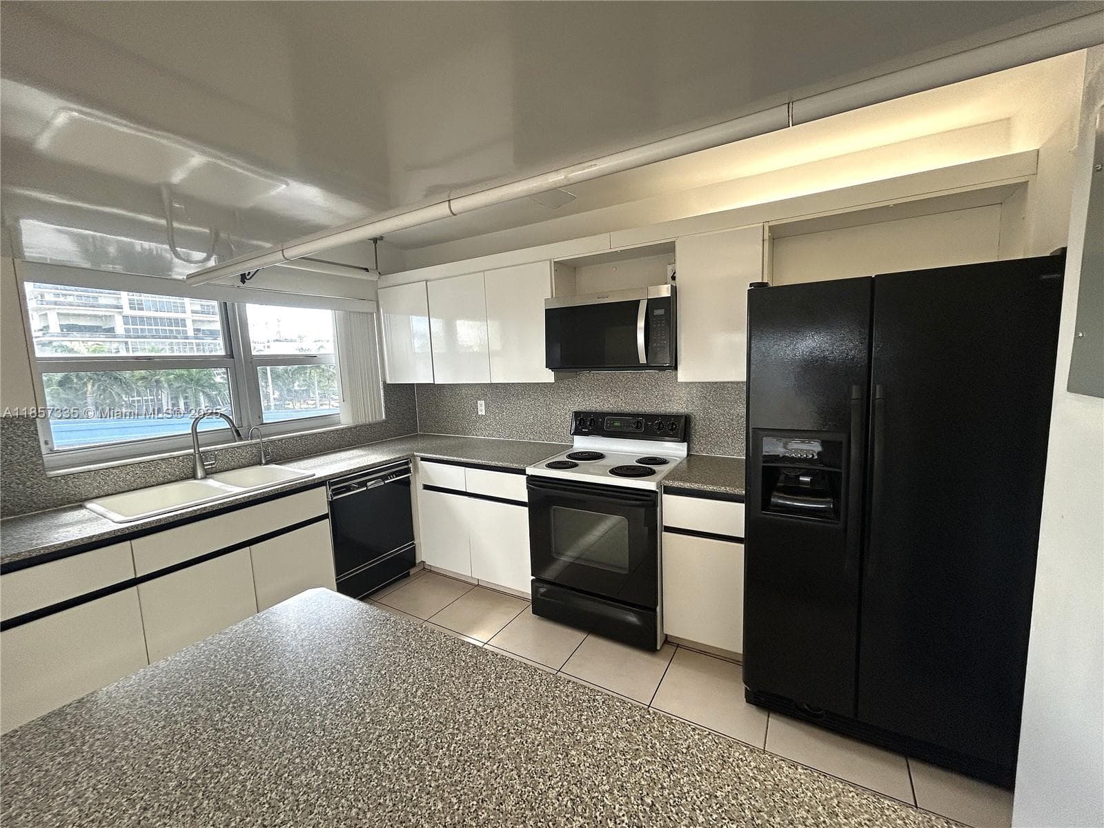 1825 Ocean Dr 401 photo 4