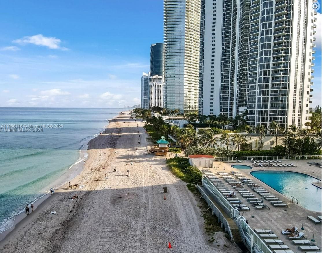 19201 Collins Ave 611 photo 2