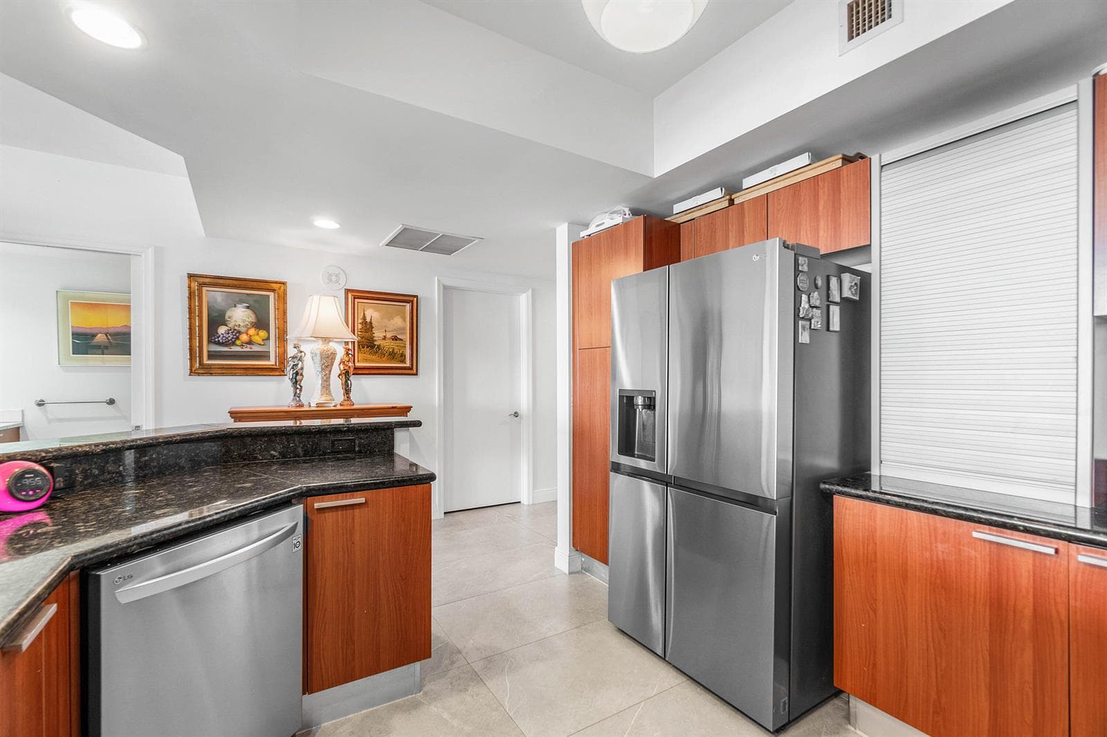 2650 Lake Shore Drive 1705 photo 2