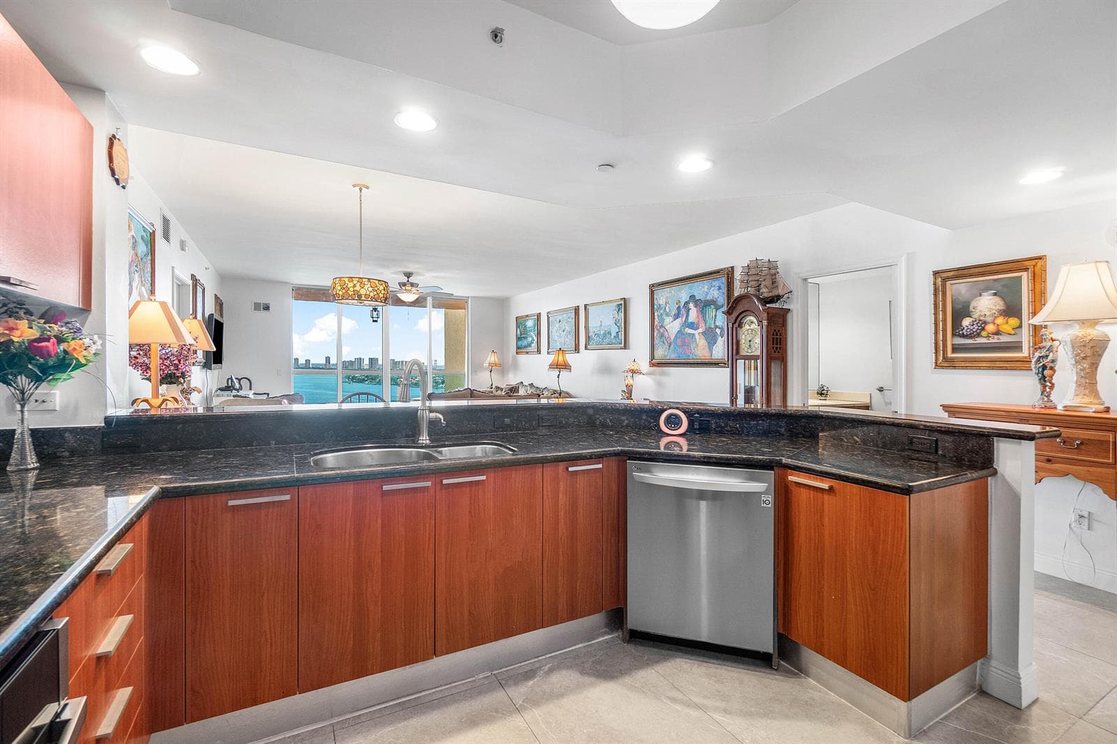 2650 Lake Shore Drive 1705 photo 3