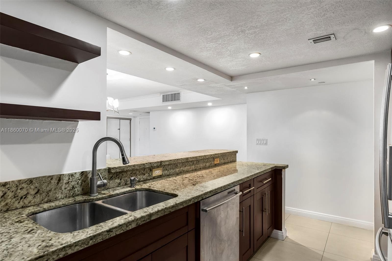 2401 Collins Ave 1808 photo 17