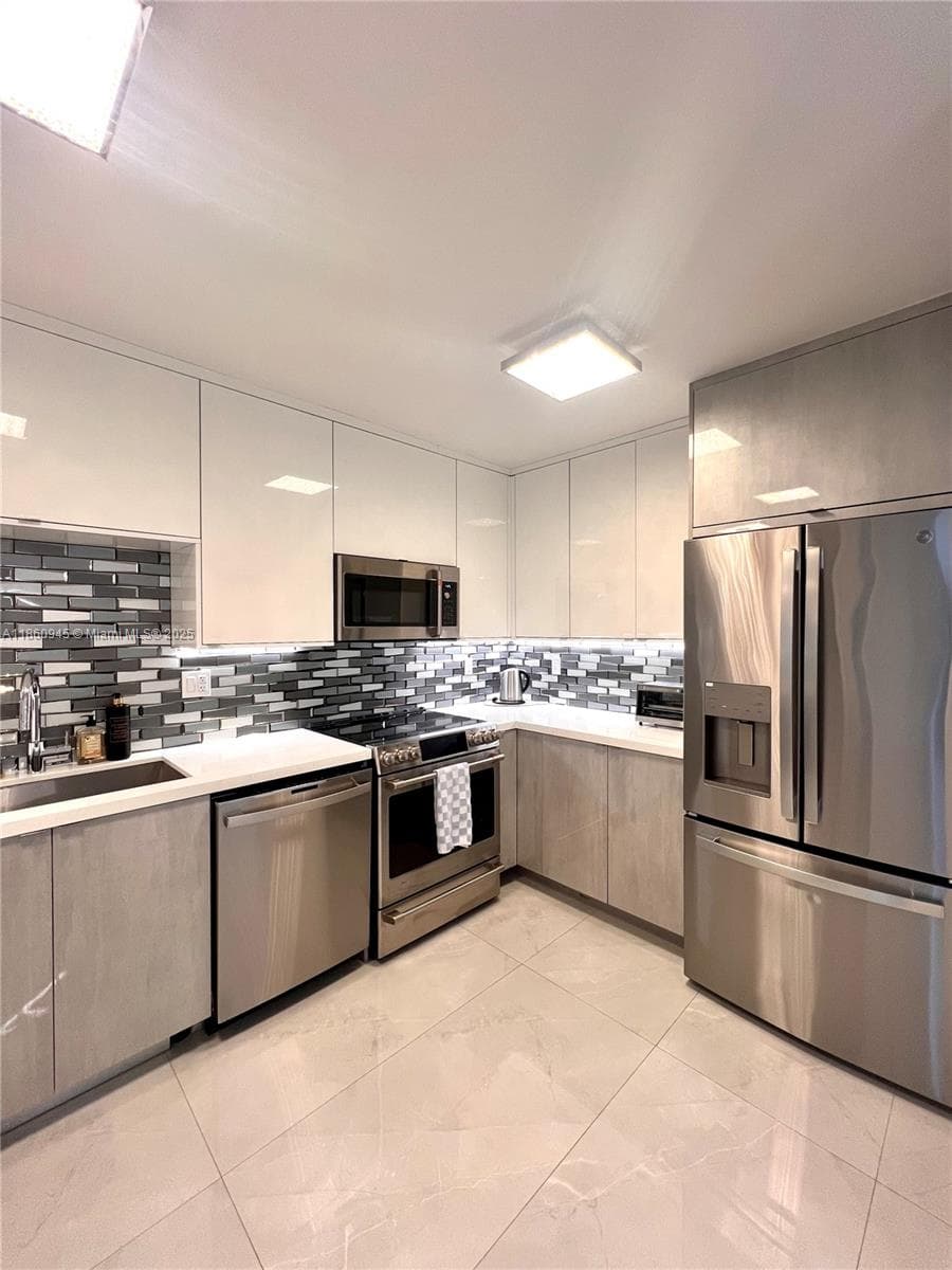 100 Bayview Dr 1524 photo 2