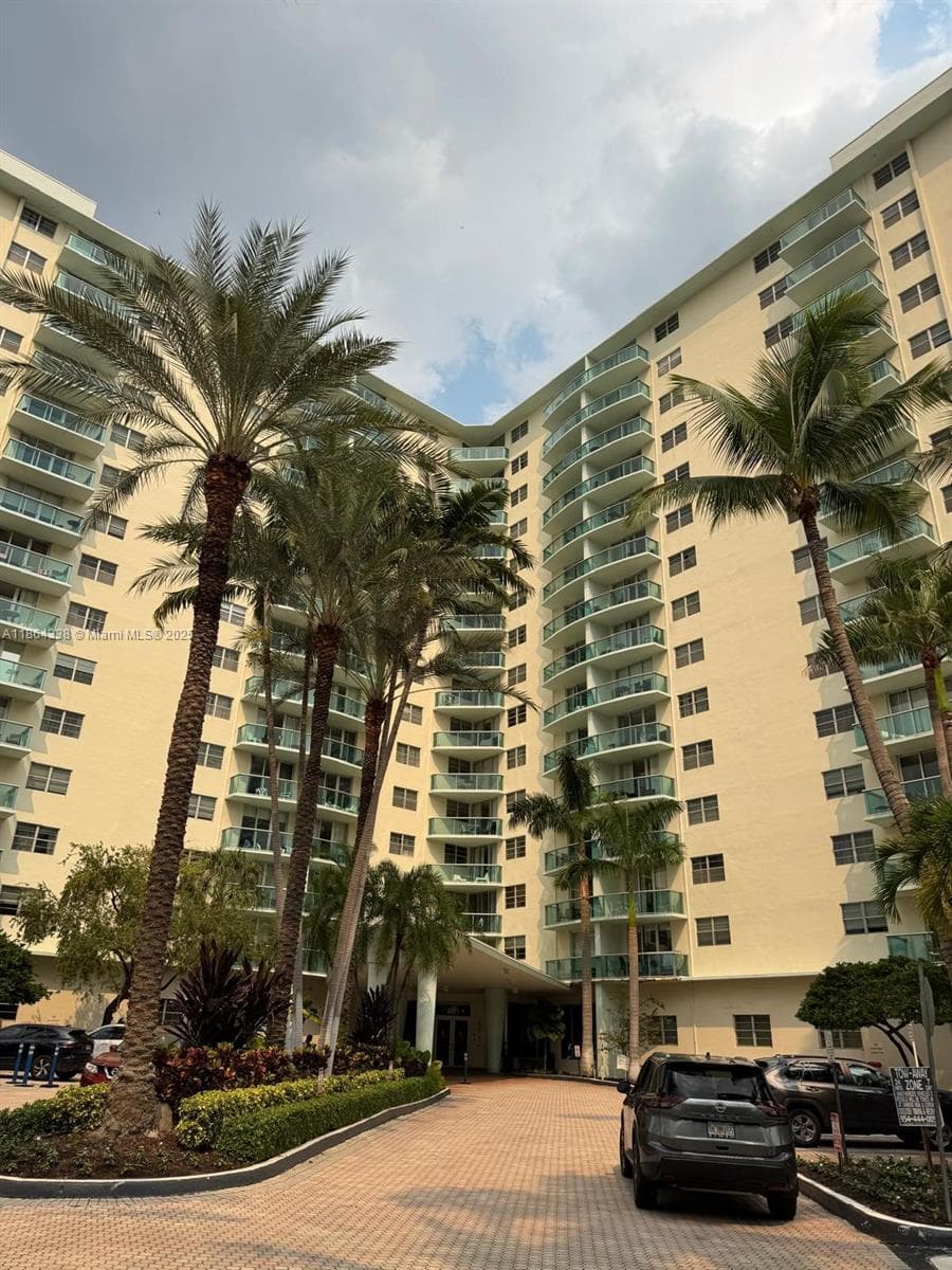 3801 S Ocean Dr 14V photo 25