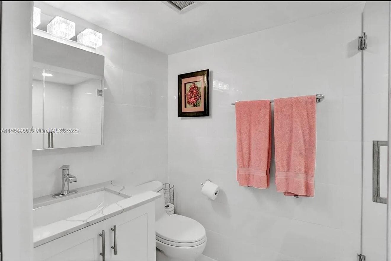 6423 E Collins Ave 206 photo 14