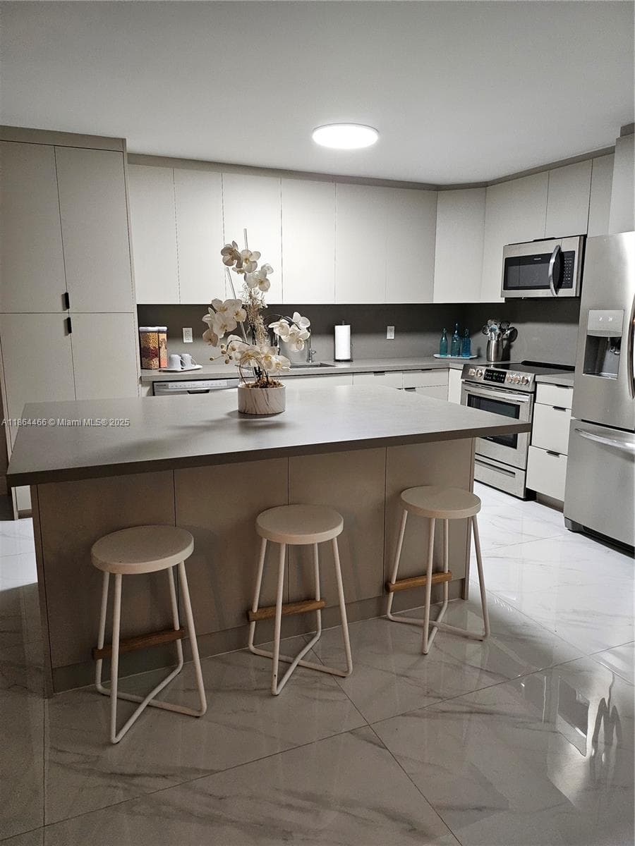 6423 E Collins Ave 206 photo 11