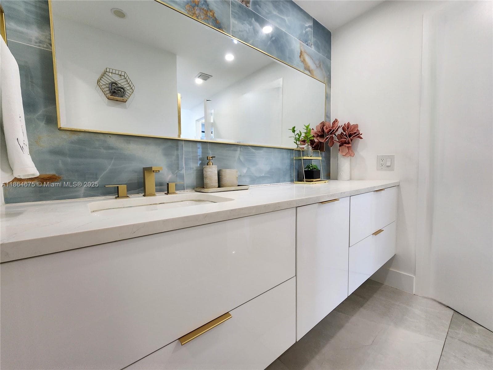 3505 Ocean Dr 1502 photo 17