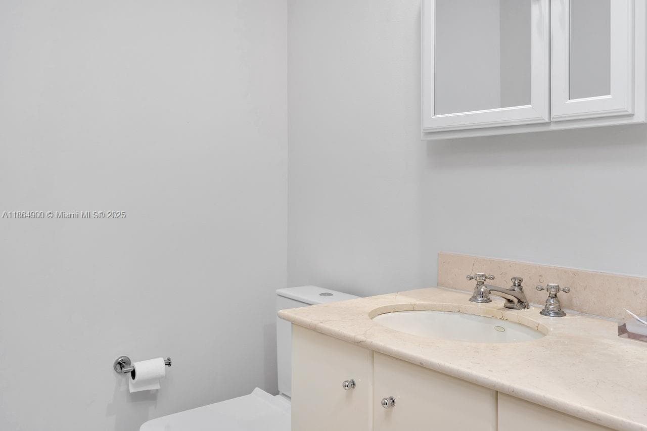 100 S Pointe Dr 2208 photo 23
