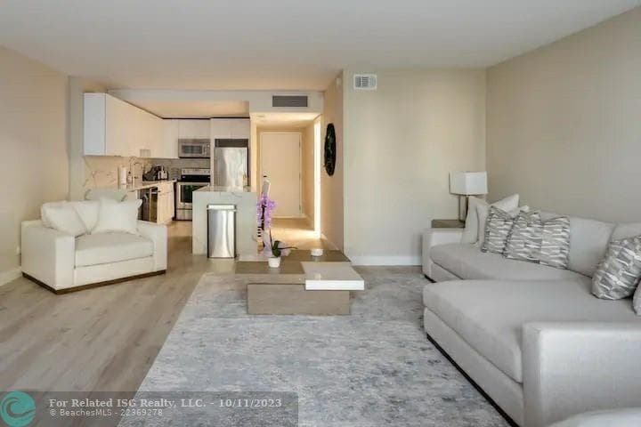 2301 Collins Avenue 327 photo 2