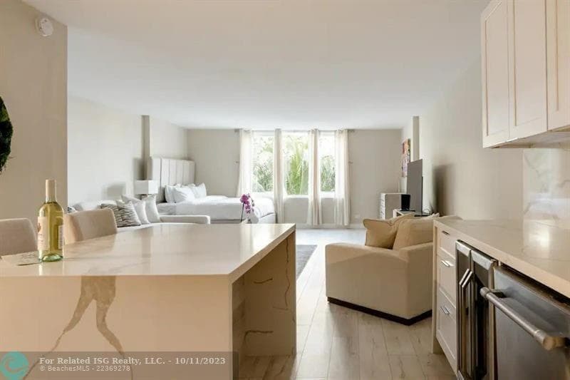 2301 Collins Avenue 327 photo 3