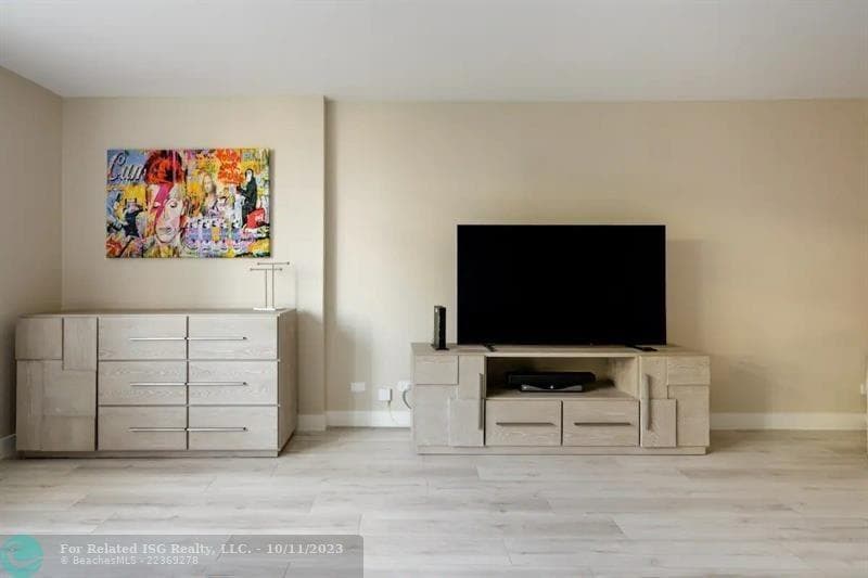 2301 Collins Avenue 327 photo 5