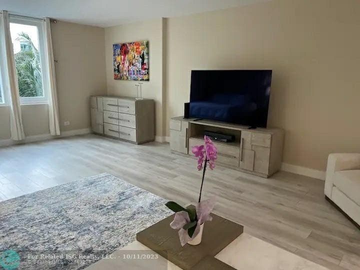2301 Collins Avenue 327 photo 4