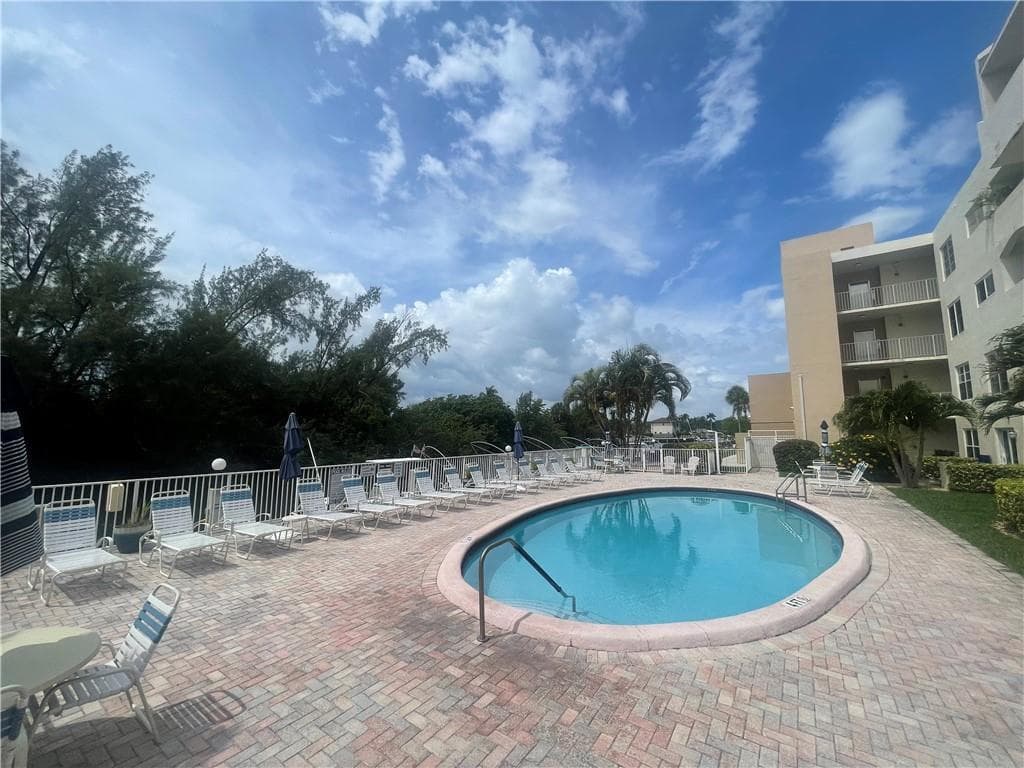 2840 NE 14th Street Causeway 210 photo 3