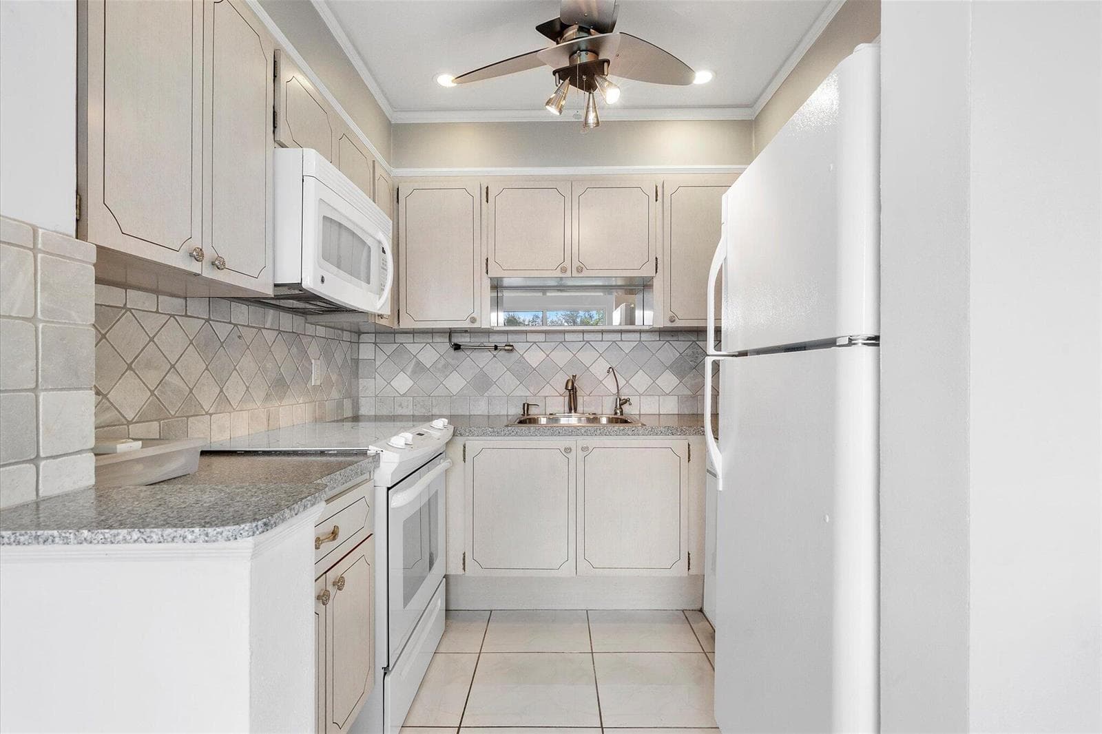 1001 N Riverside Drive 104 photo 6