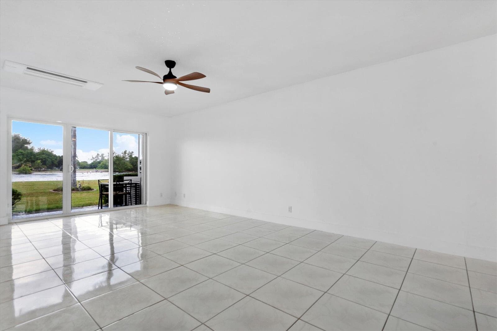 1001 N Riverside Drive 104 photo 3
