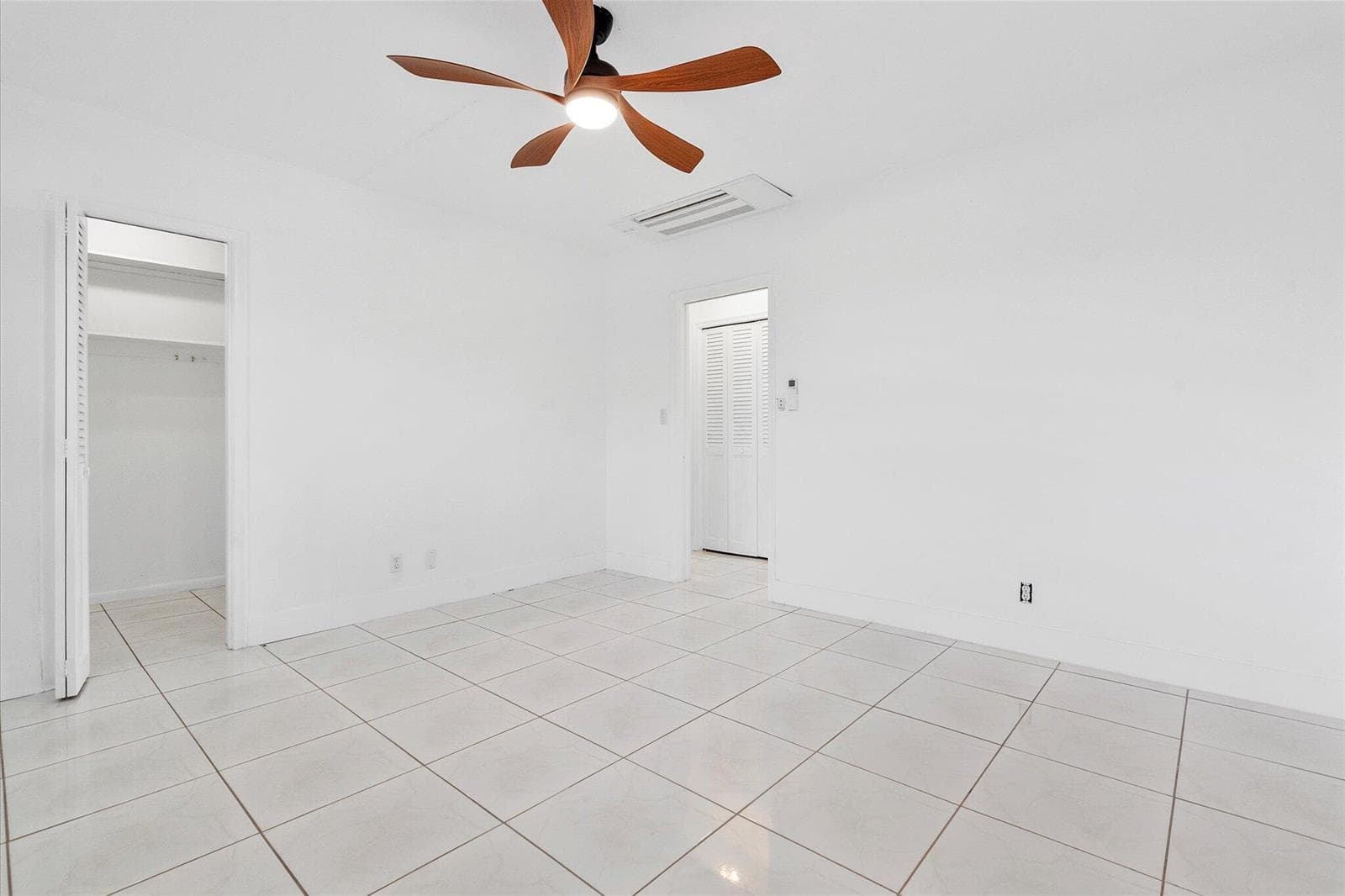 1001 N Riverside Drive 104 photo 8