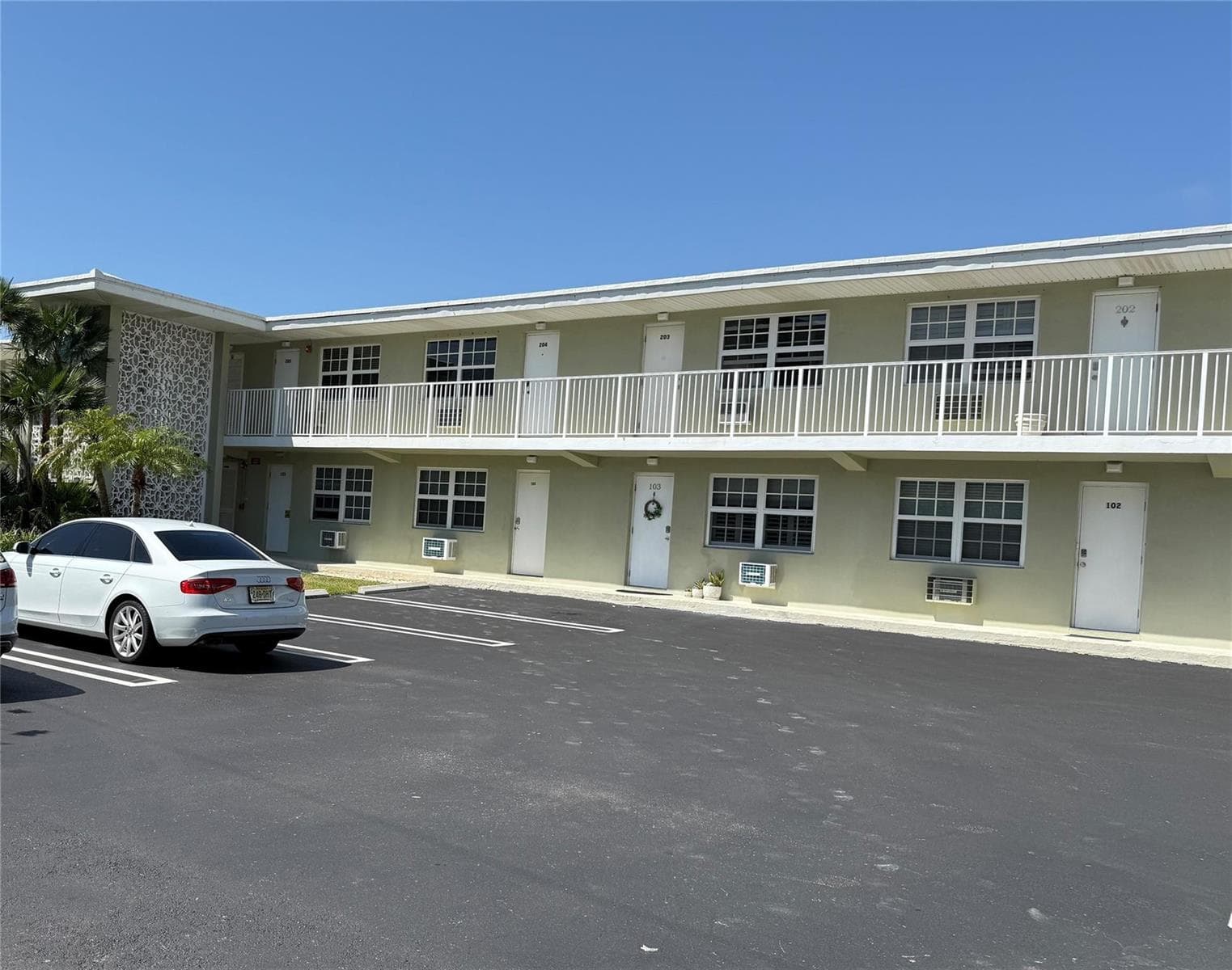 1105 S Riverside Drive 205 photo 5