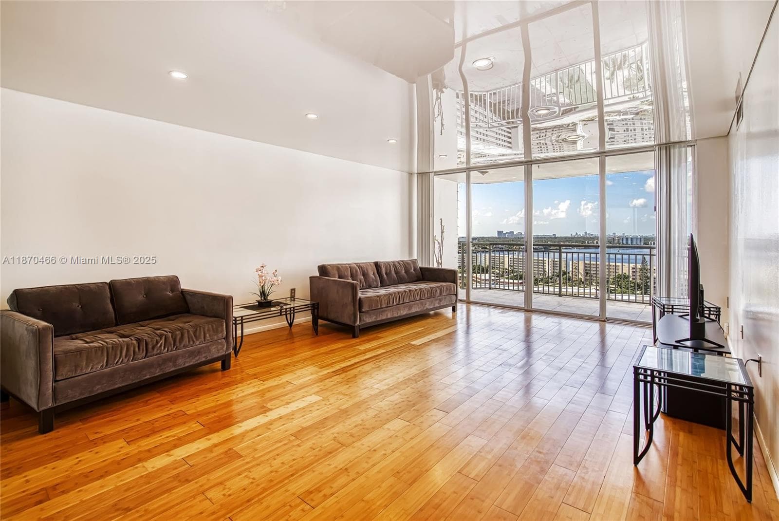 18021 Biscayne Blvd 1604 photo 3