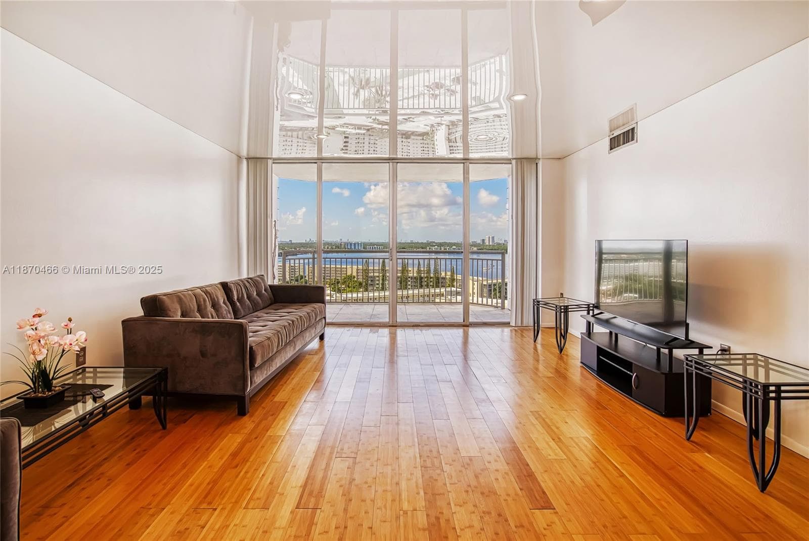 18021 Biscayne Blvd 1604 photo 1