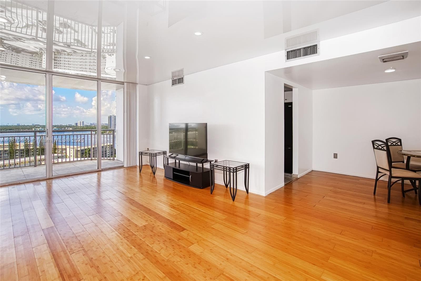 18021 Biscayne Blvd 1604 photo 4