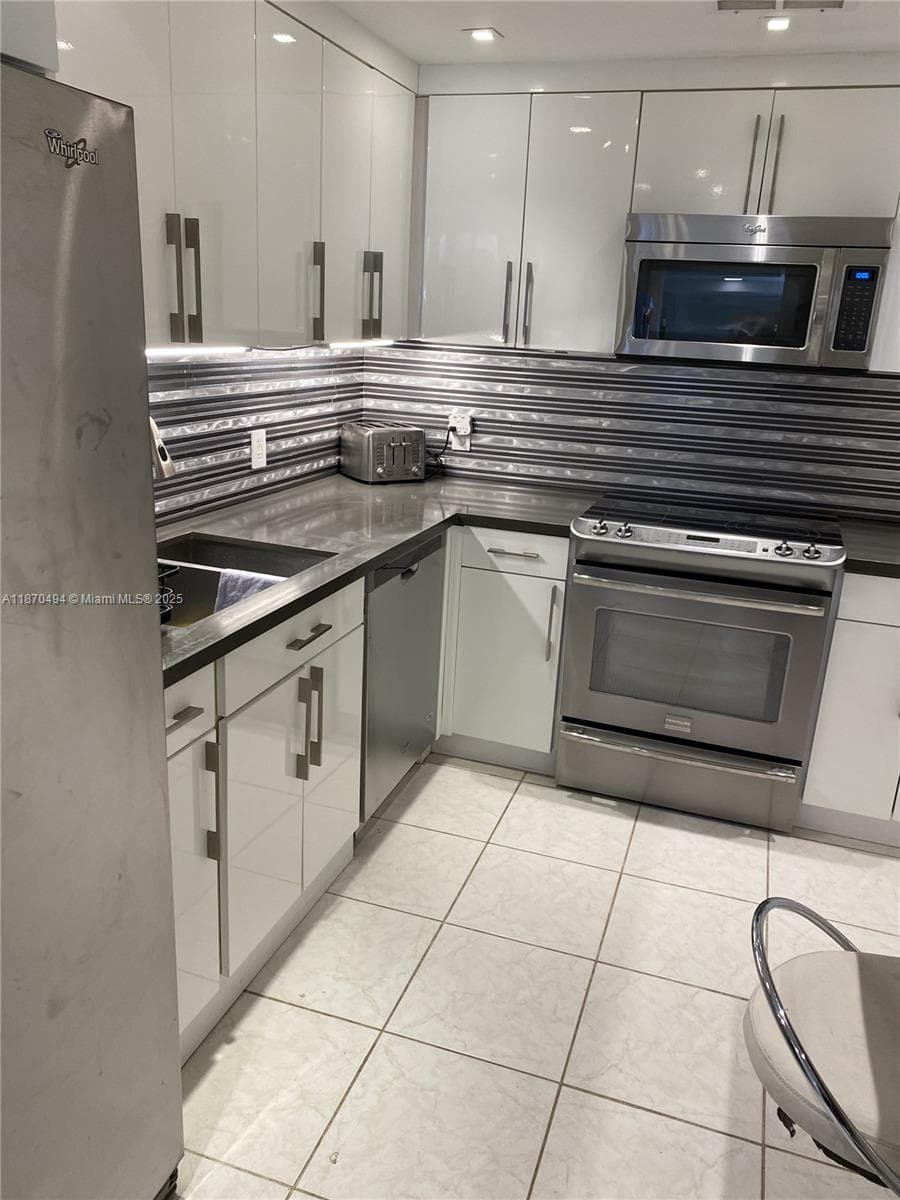 10185 Collins Ave 319 photo 9