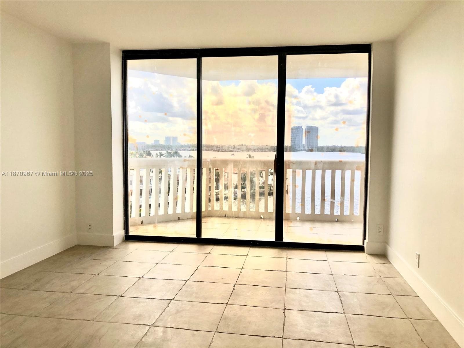 1000 Island Blvd 712 photo 17