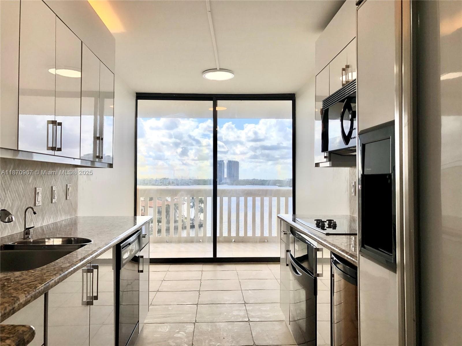 1000 Island Blvd 712 photo 5