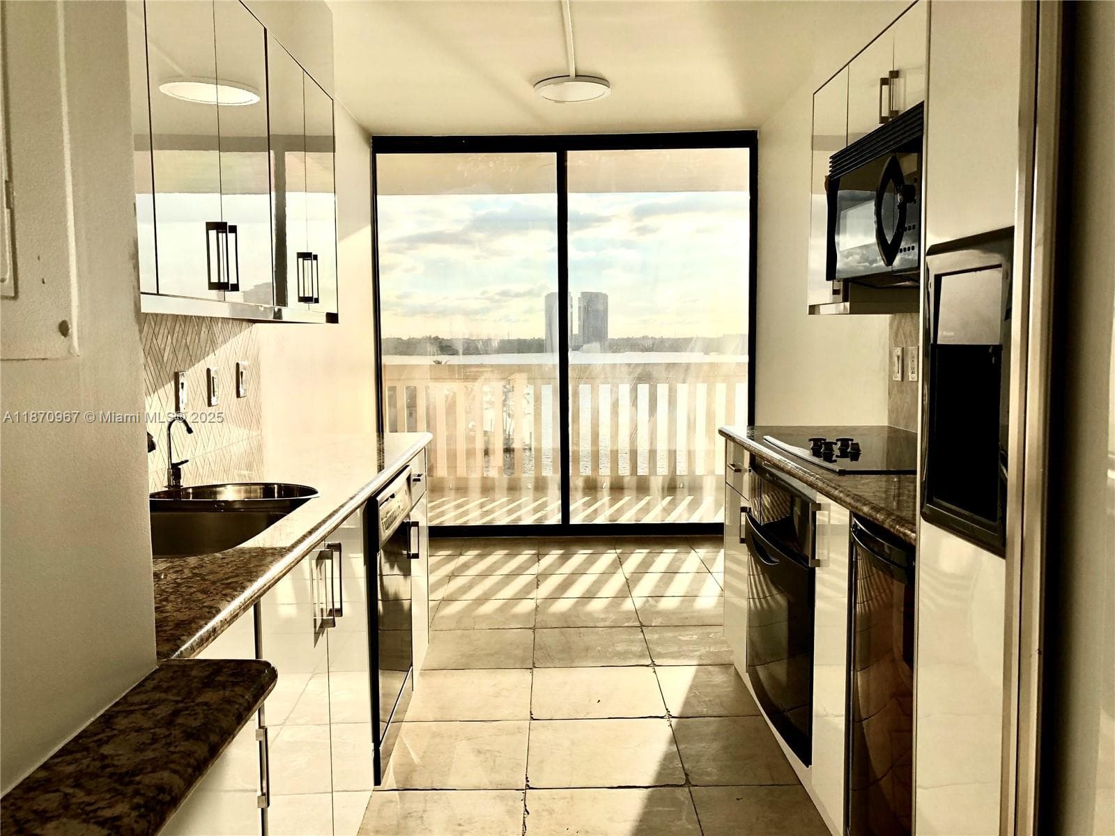 1000 Island Blvd 712 photo 20