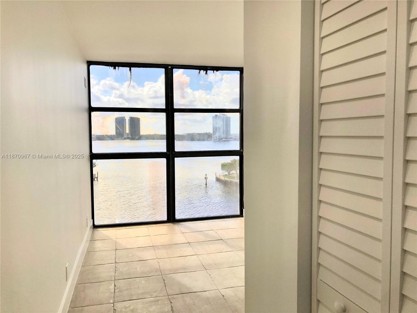 1000 Island Blvd 712 photo 10