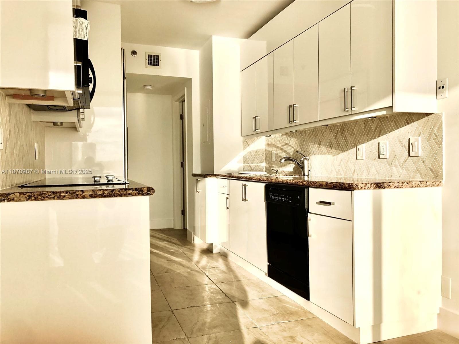 1000 Island Blvd 712 photo 18