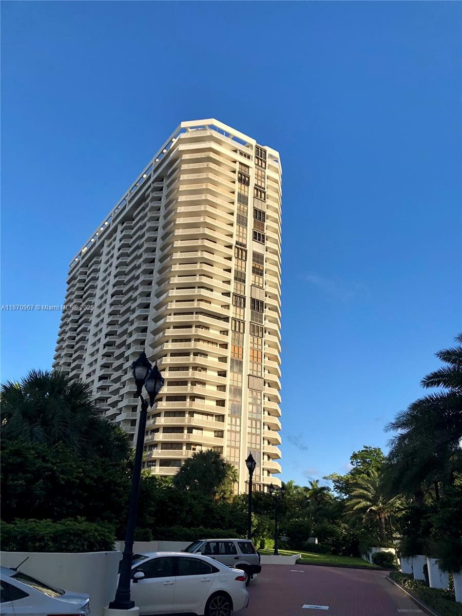 1000 Island Blvd 712 photo 4