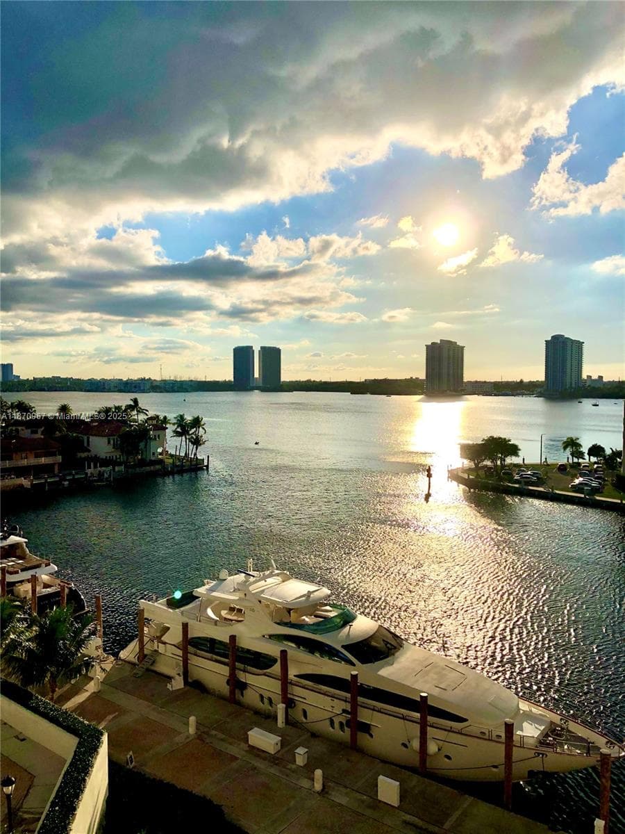 1000 Island Blvd 712 photo 21