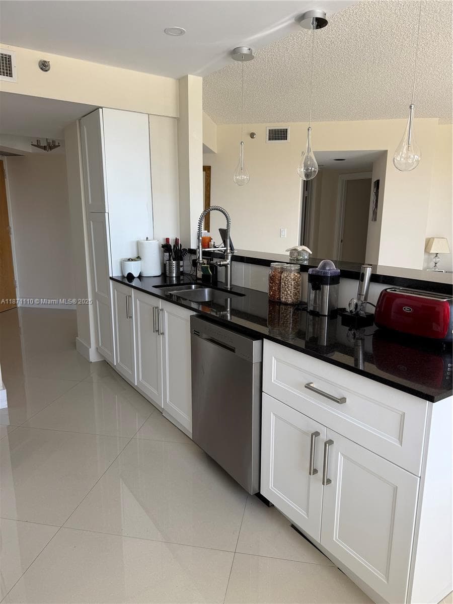 20185 E Country Club Dr 510 photo 2