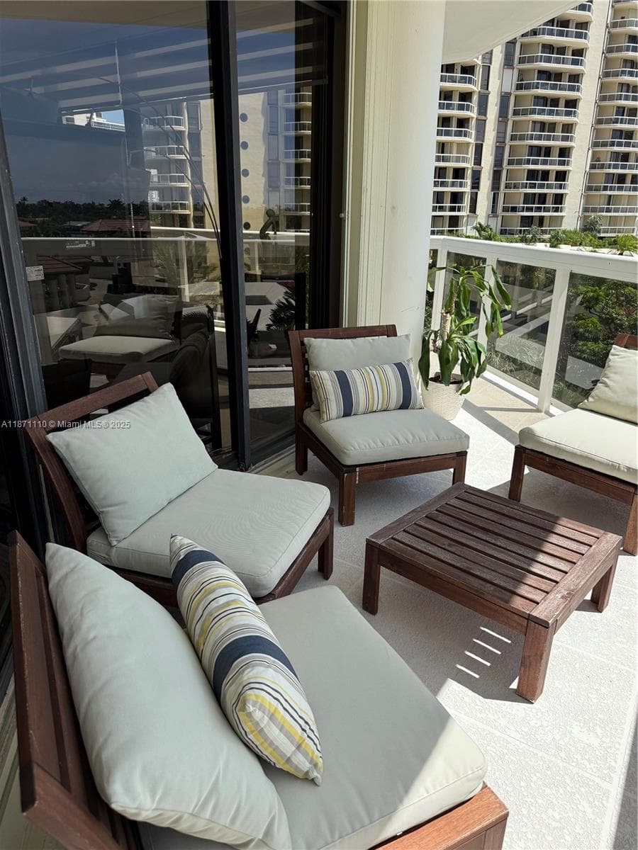 20185 E Country Club Dr 510 photo 6