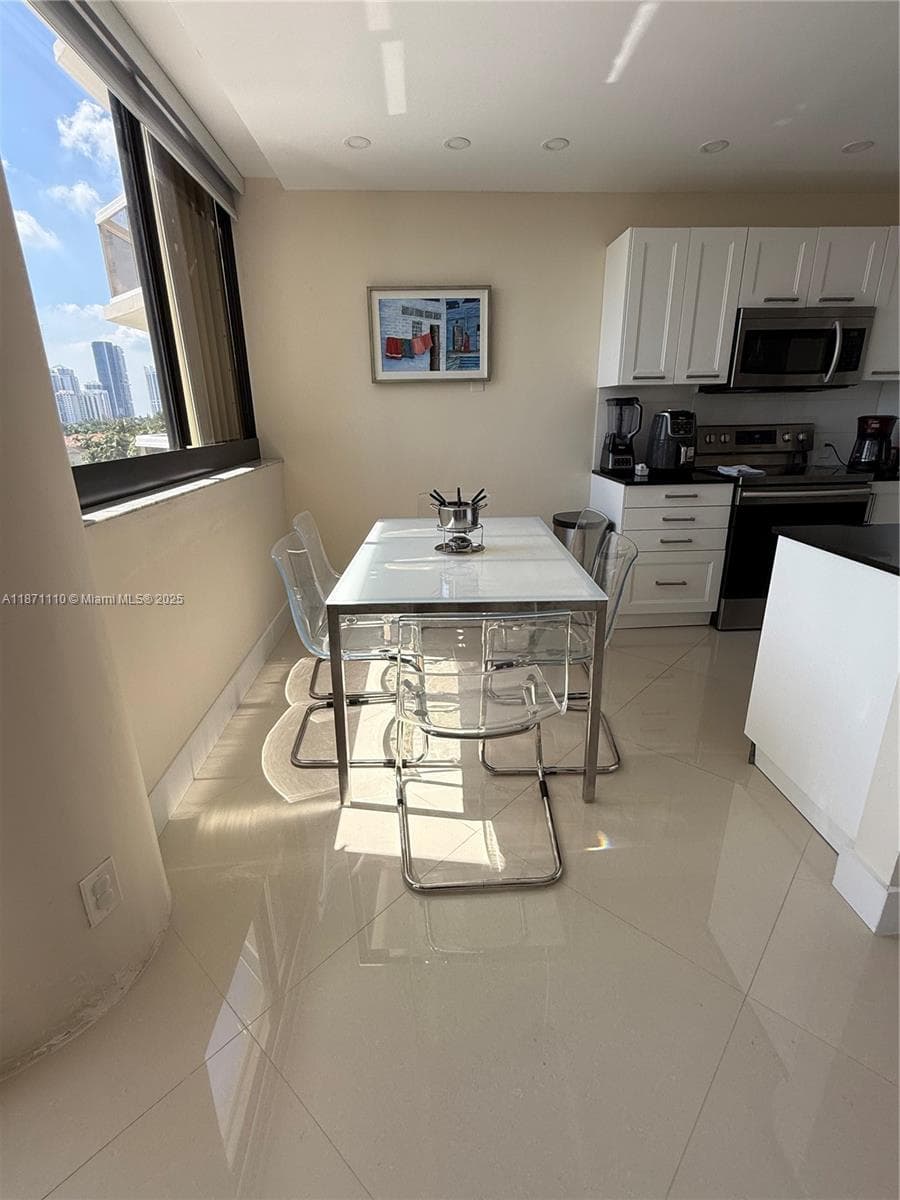 20185 E Country Club Dr 510 photo 3