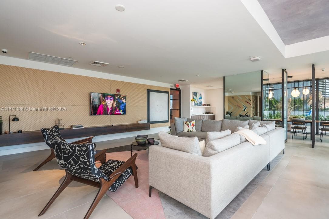 121 NE 34 ST 901 photo 17