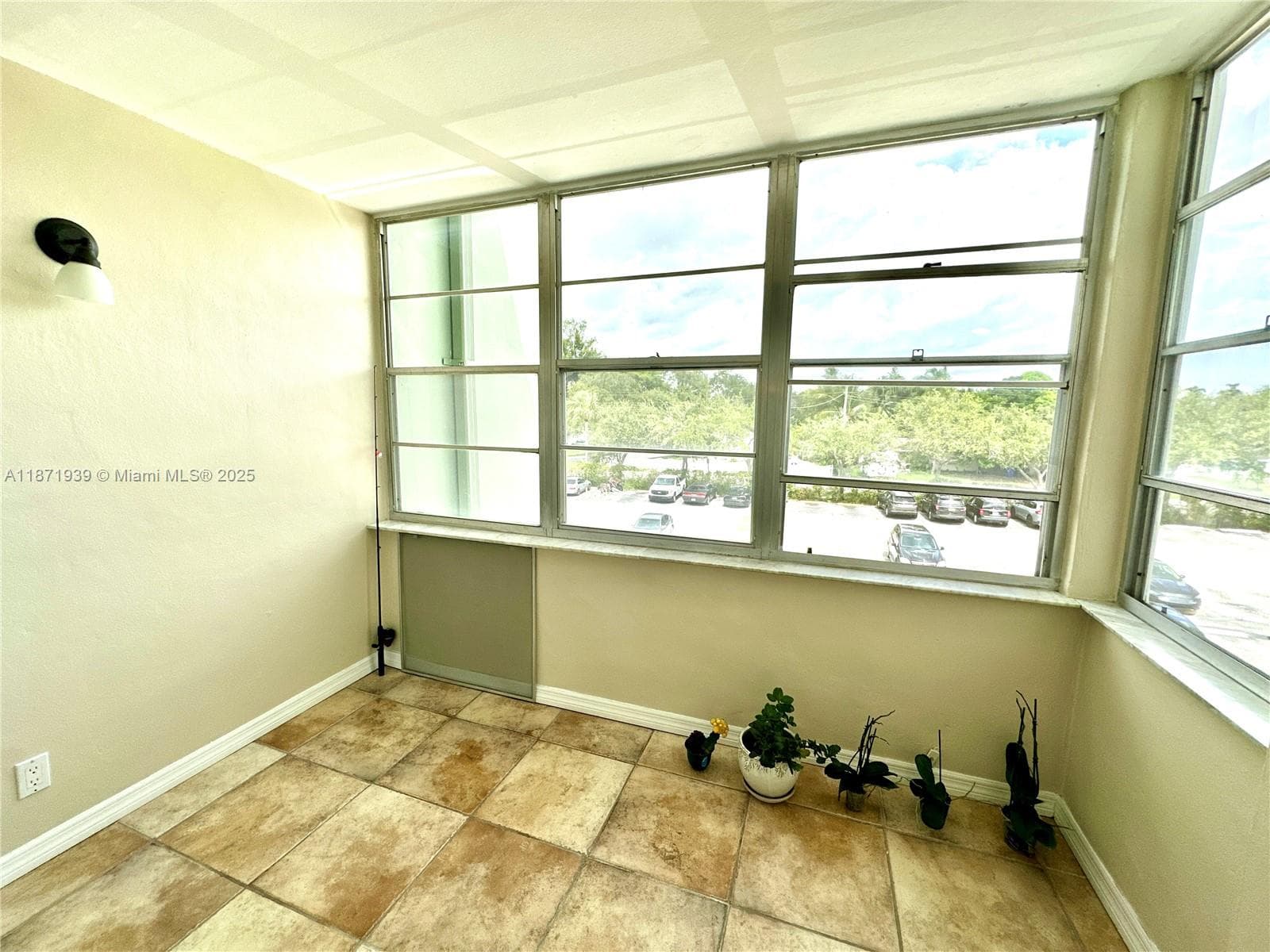 2771 Taft St 302 photo 10