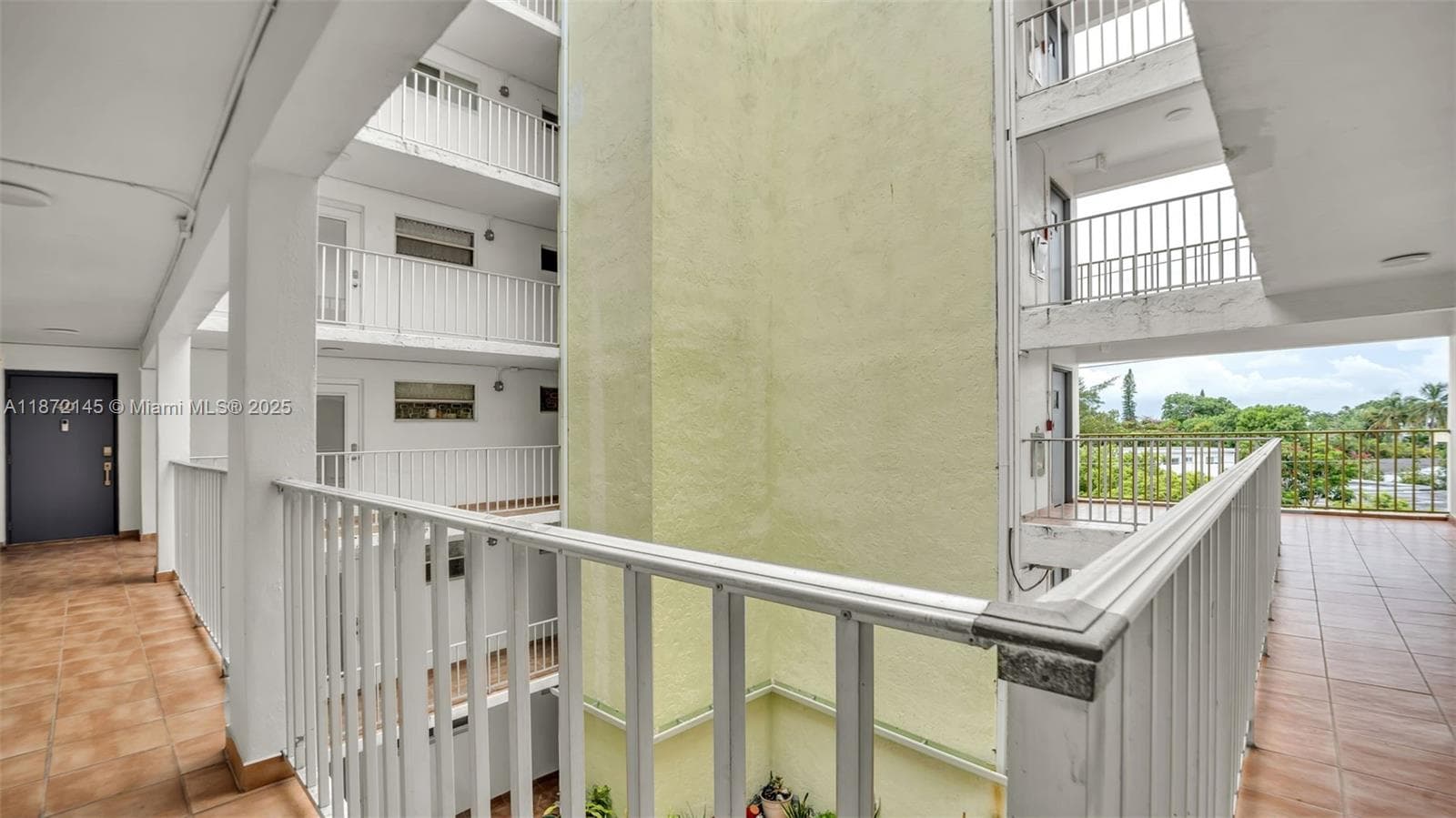 8001 Crespi Blvd 4B photo 2