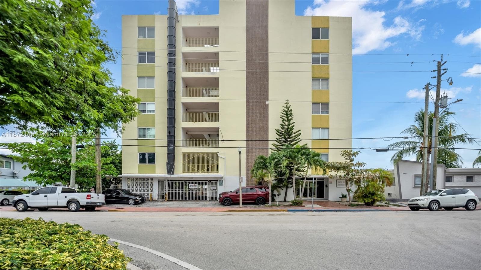 8001 Crespi Blvd 4B photo 1