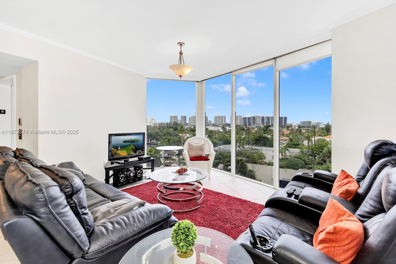 18671 Collins Ave 604 photo 3