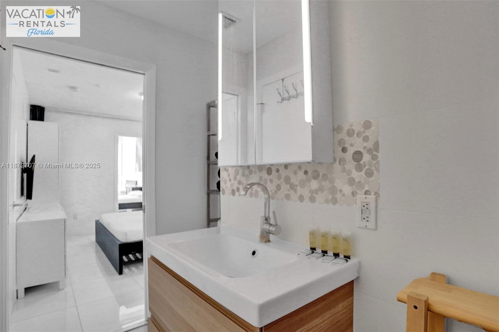 5445 Collins Ave BAY-14 photo 4