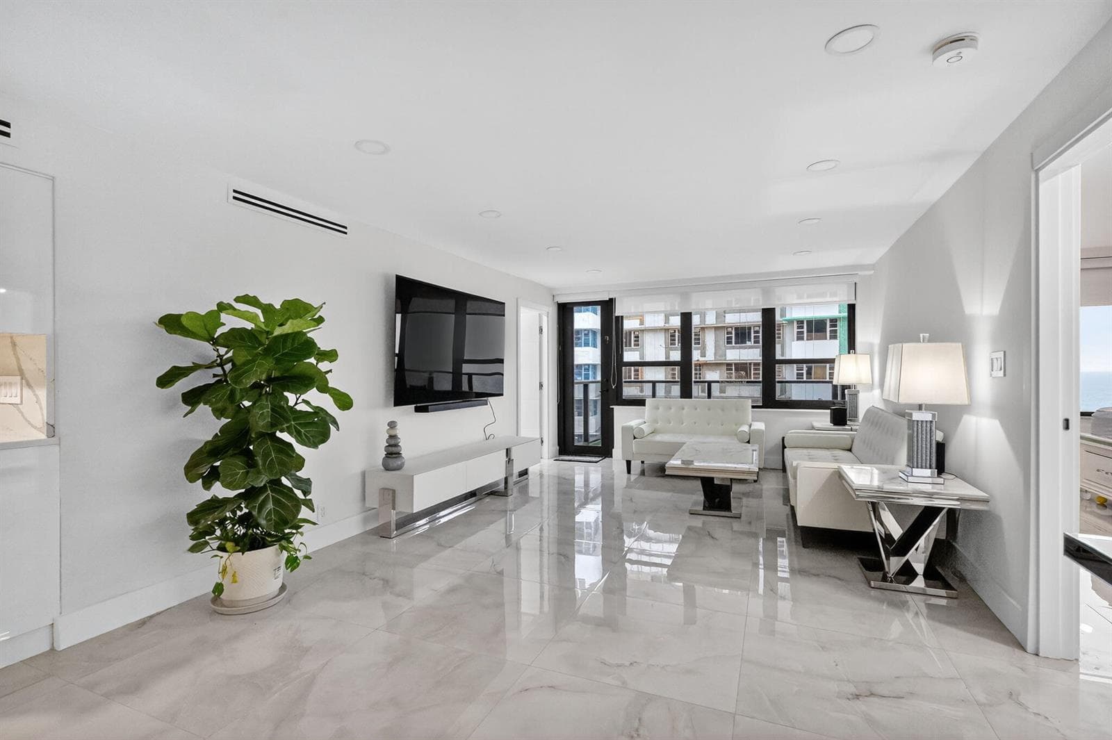 5225 Collins Avenue 1408 photo 2