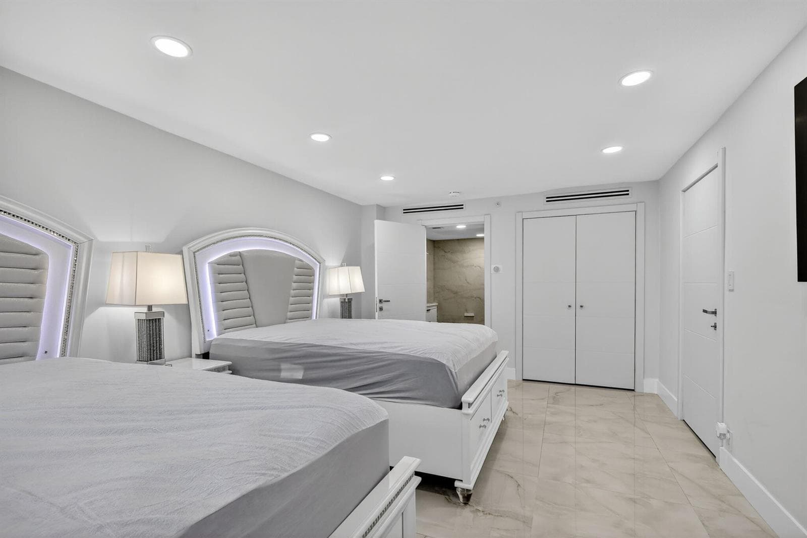 5225 Collins Avenue 1408 photo 12